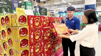 Quà Tết 2026 lên kệ sớm: Đa dạng mẫu mã, kích cầu sức mua