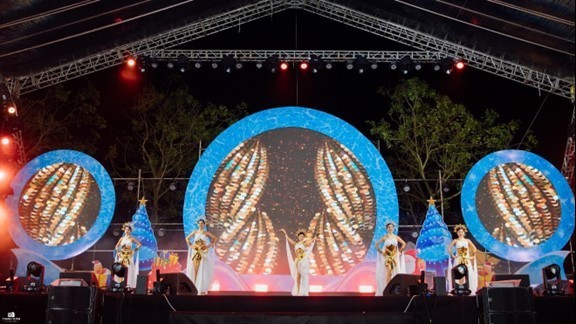 Âm nhạc kết nối cộng đồng trong đêm Giáng sinh ở ROX Living Aquamarine Diễn Châu