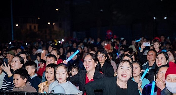 Âm nhạc kết nối cộng đồng trong đêm Giáng sinh ở ROX Living Aquamarine Diễn Châu