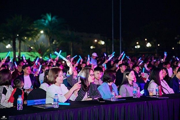 Âm nhạc kết nối cộng đồng trong đêm Giáng sinh ở ROX Living Aquamarine Diễn Châu