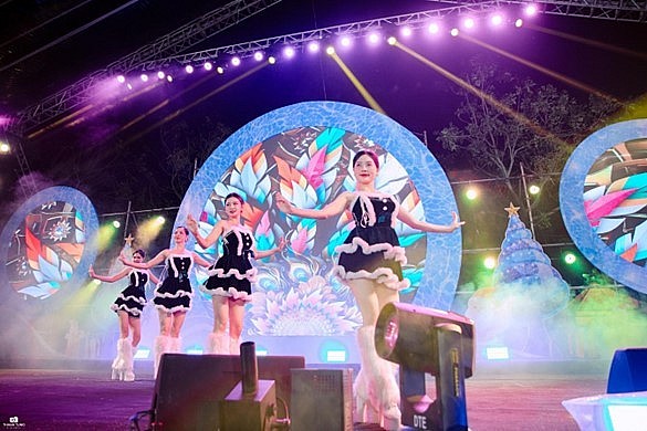 Âm nhạc kết nối cộng đồng trong đêm Giáng sinh ở ROX Living Aquamarine Diễn Châu