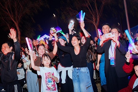 Âm nhạc kết nối cộng đồng trong đêm Giáng sinh ở ROX Living Aquamarine Diễn Châu