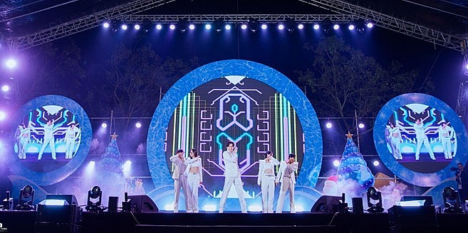 Âm nhạc kết nối cộng đồng trong đêm Giáng sinh ở ROX Living Aquamarine Diễn Châu