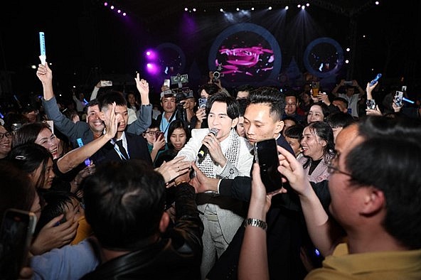 Âm nhạc kết nối cộng đồng trong đêm Giáng sinh ở ROX Living Aquamarine Diễn Châu