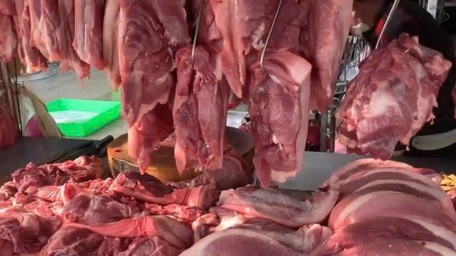 Giá heo hơi chạm 70.000 đồng/kg, thịt heo chợ Tết nóng dần