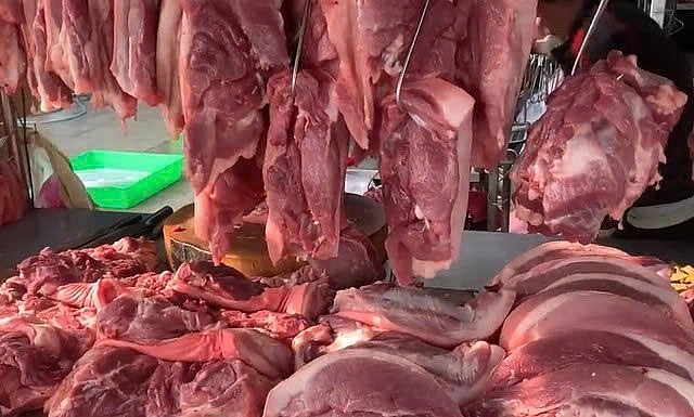 Giá heo hơi chạm 70.000 đồng/kg, thịt heo chợ Tết nóng dần