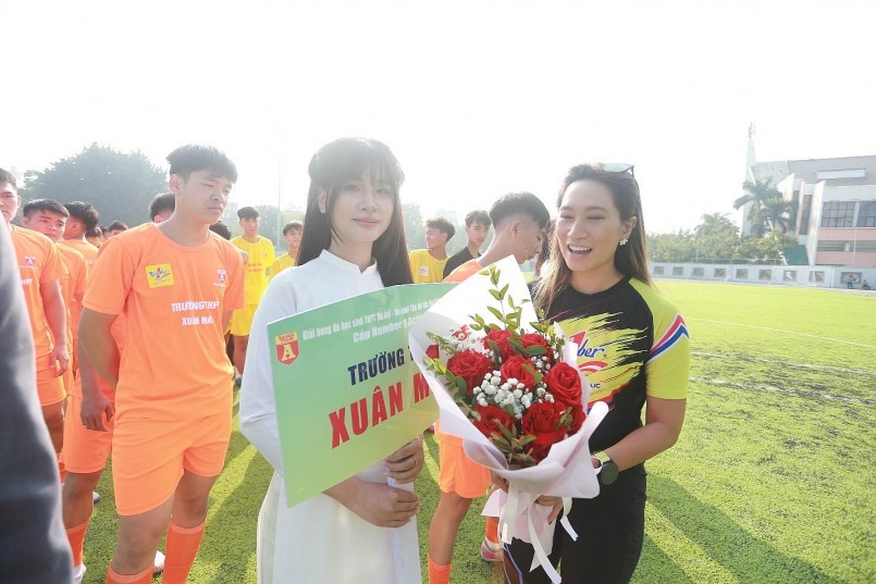 Chị Vũ Phương Thanh - Đại diện nhãn hàng Number 1 động viên các tuyển thủ trong ngày thi đấu cuối cùng