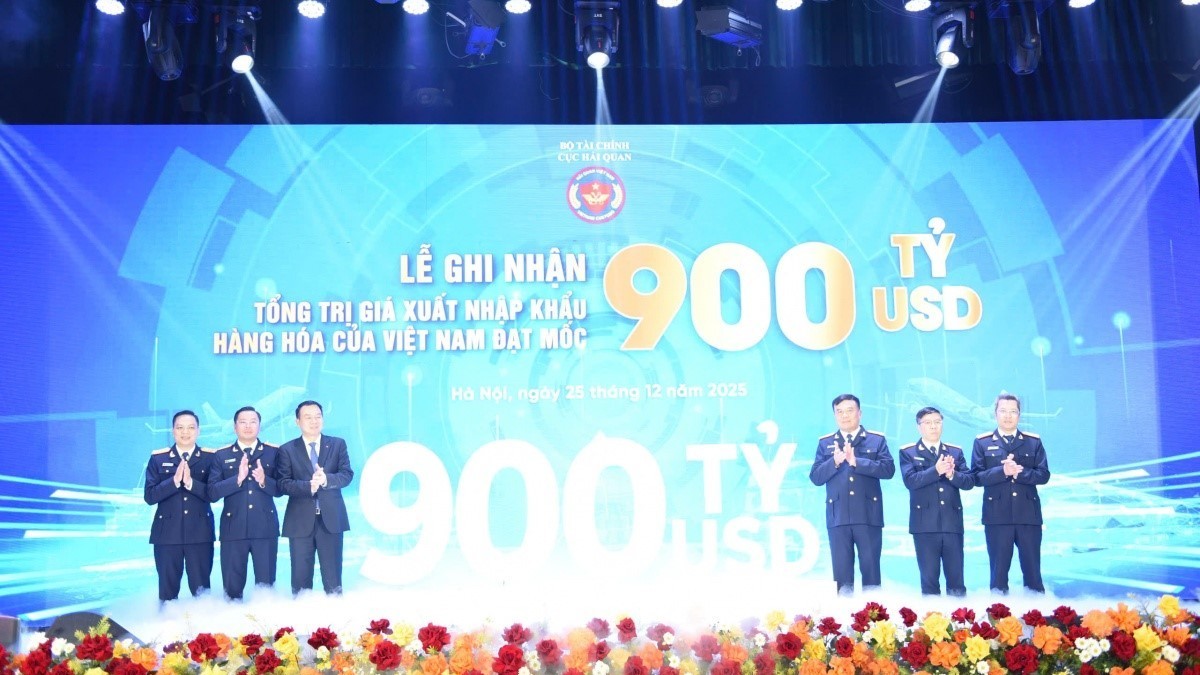 Kim ngạch xuất nhập khẩu của Việt Nam cán mốc 900 tỷ USD