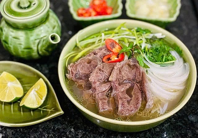 Phở bò là món ăn thơm ngon, nức tiếng gần xa của người Việt