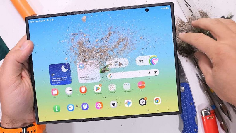 Cấu trúc bản lề phức tạp của Z TriFold lại tỏ ra yếu thế trước cát bụi. Khi tiếp xúc với cát