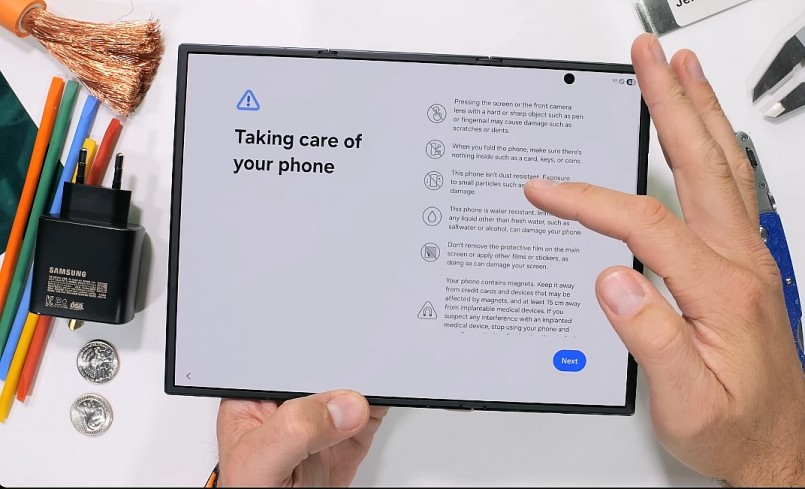 Galaxy Z TriFold bị hư hỏng khi bẻ cong nhẹ. Ảnh: JerryRigEverything