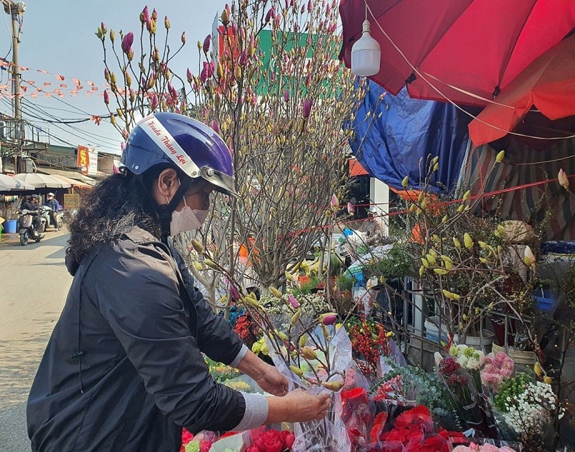 Mộc lan tiền triệu bung nở, làm “nóng” chợ hoa Tết Hà Nội