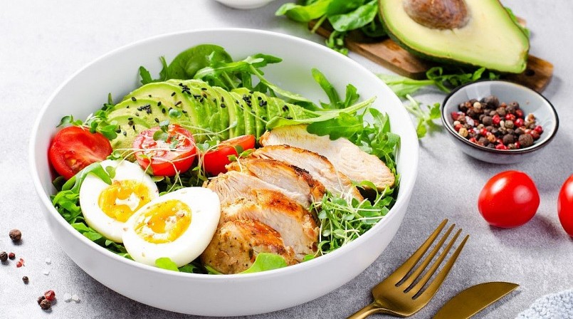 Quả bơ dù chứa chất béo nhưng lại là thực phẩm tốt cho một chế độ ăn giảm cân lành mạnh.