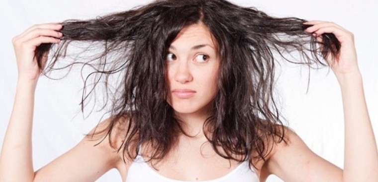 Thường xuyên nhuộm tóc, mái tóc của bạn sẽ bị xơ rối và dễ gãy vì hóa chất.