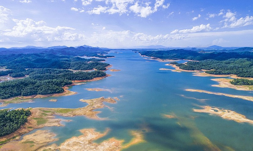 Khám phá vẻ đẹp hùng vĩ của hồ nước ngọt nhân tạo lớn nhất Hà Tĩnh