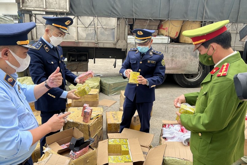 Thanh Hóa: Phát hiện hơn 900 chai nước hoa và hơn 3.000 đôi giày nhập lậu