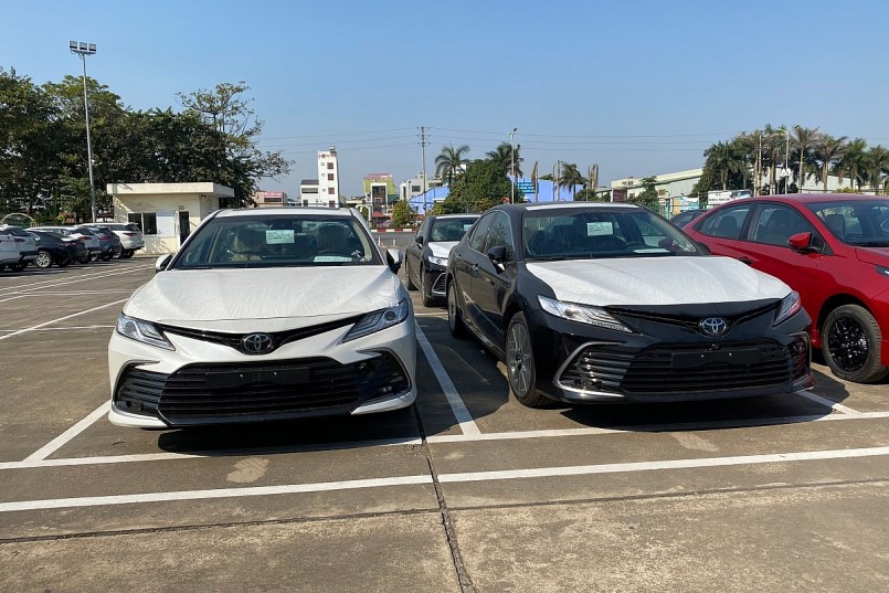 Toyota Camry 2022 đến khách hàng trong nước vào tháng 12/2021