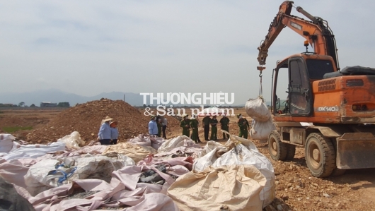 Công an tỉnh Bắc Giang tiến hành giám định khối lượng rác thải chôn lấp tại Công ty TNHH Khải Hồng Việt Nam