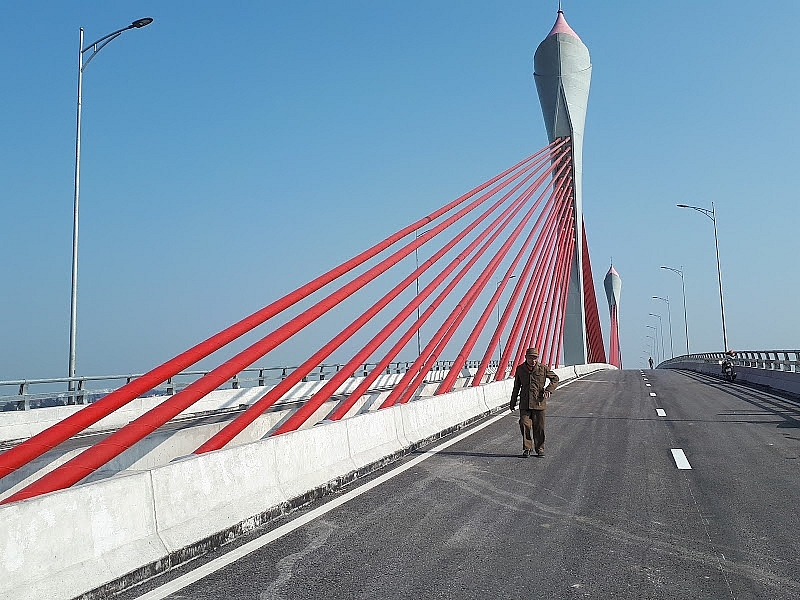 Cầu Cửa Hội bắc qua sông Lam nối liền 2 tỉnh Nghệ An – Hà Tĩnh
