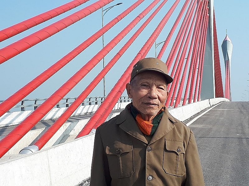 Ông Nguyễn Hùng Quang vui mừng vì cầu sắp được đưa vào sử dụng phục vụ nhu cầu đi lại cho nhân dân.