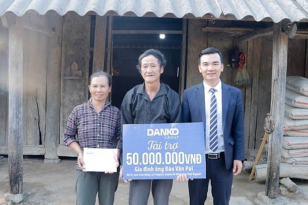 Ông Lê Hữu Đồng, Phó Tổng Giám đốc Danko Group trao quà tài trợ kinh phí xây nhà cho vợ chồng ông Đào Văn Pai