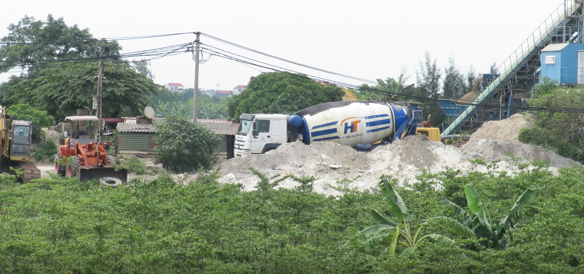 Huyện Gia Lâm (Hà Nội): Trạm trộn bê tông có xả thải trực tiếp ra môi trường thiên nhiên?