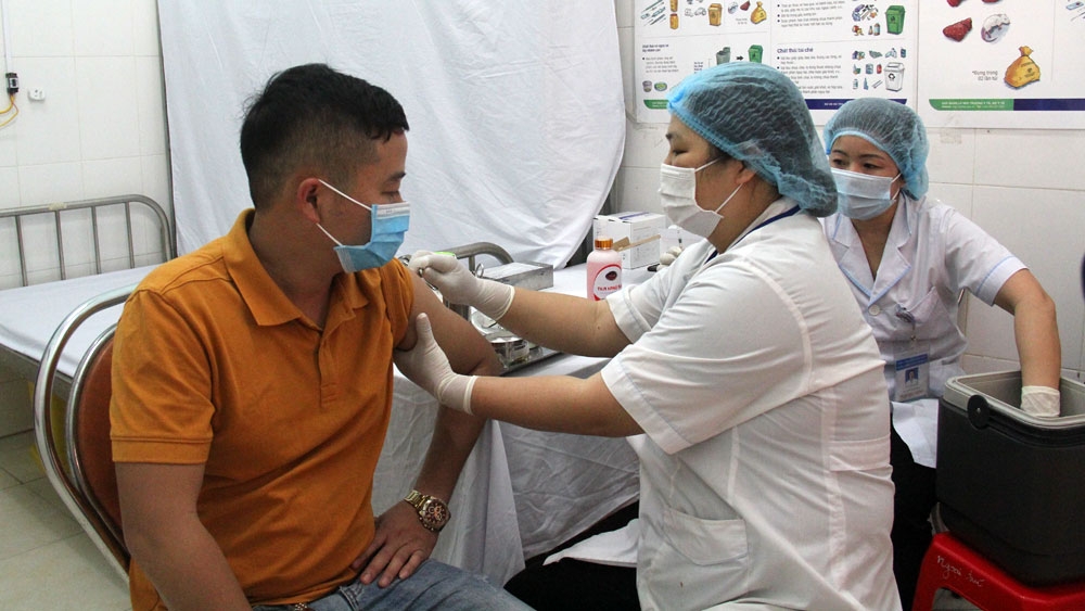Lục Ngạn (Bắc Giang): Tiến hành tiêm vaccine Covid-19 cho lái xe, thương nhân thu mua vải