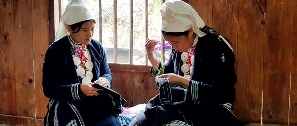Giữ gìn và phát triển nghề thêu thổ cẩm truyền thống của phụ nữ Dao Tiền