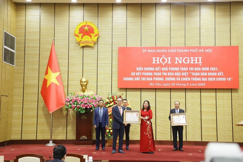 Đại diện của Tập đoàn BRG đón nhận Huân chương Lao động hạng Ba từ Phó Chủ tịch nước Võ Thị Ánh Xuân