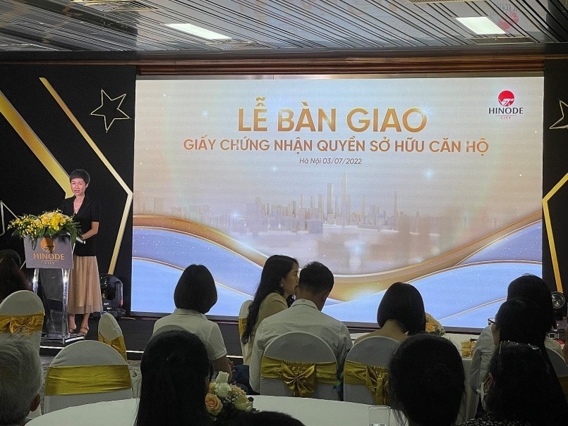 Bà Lê Hải Yến, Phó Giám đốc Công ty Cổ phần Kinh doanh Nhà Hinode Home phát biểu tại Lễ bàn giao Giấy chứng nhận quyền sở hữu căn hộ