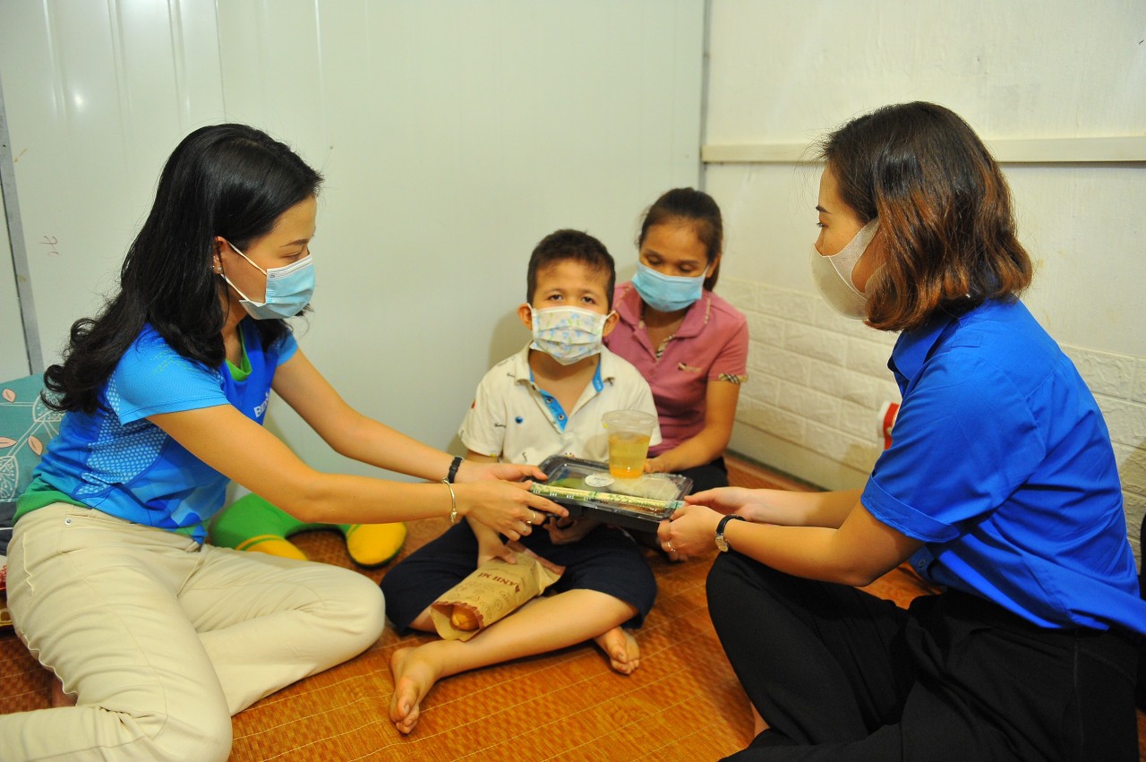 BIDV trao 18.000 suất cơm tặng đồng bào khó khăn tại TP Hà Nội