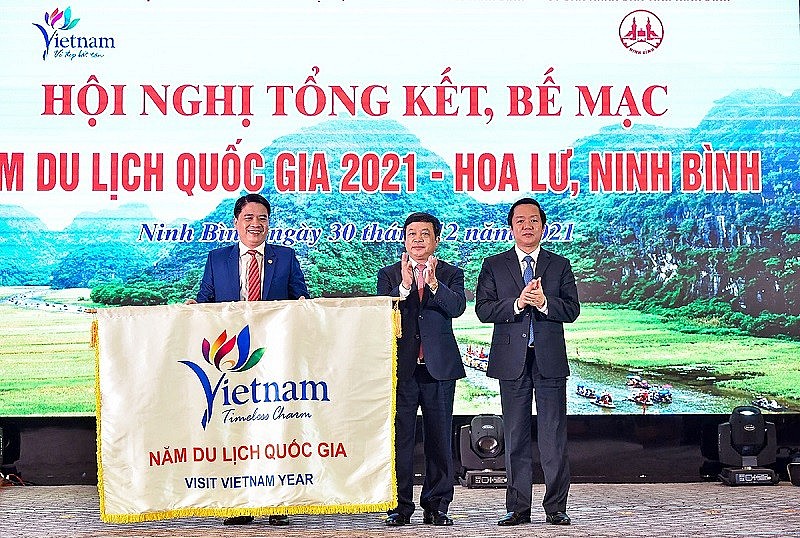 Trao cờ tổ chức Năm Du lịch quốc gia 2022 cho tỉnh Quảng Nam