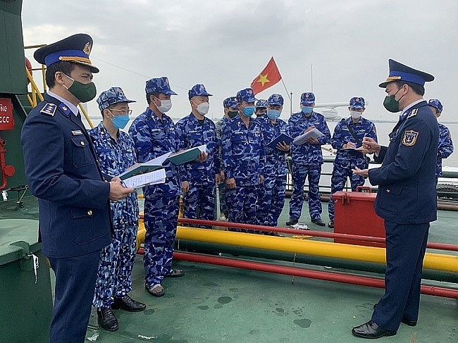 Lực lượng chức năng đang kiểm tra tàu vi phạm (ảnh: Thanh Hải)