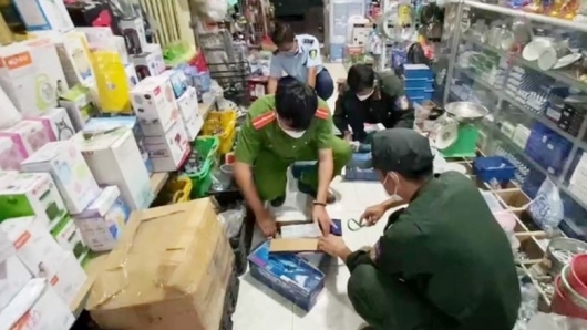 An Giang: Tạm giữ nhiều đồ điện gia dụng và đồng hồ treo tường không rõ nguồn gốc