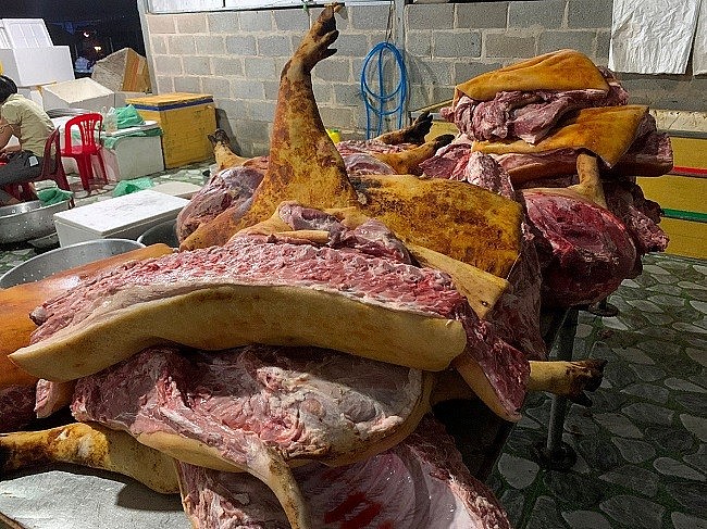 Thịt lợn đã được khò da, làm sạch nội tạng