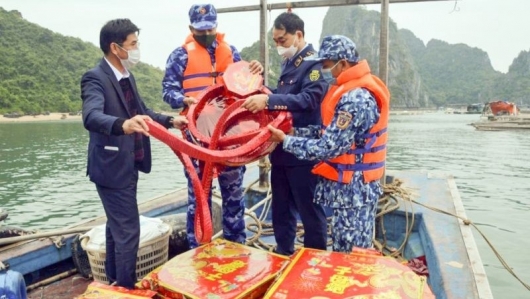 Quảng Ninh: Bắt giữ vụ vận chuyển 300kg pháo nổ trên biển
