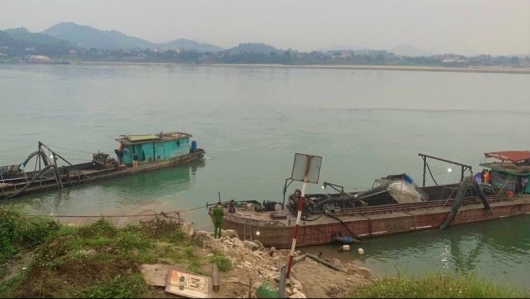 Hà Nội: Bắt giữ 2 tàu hút cát trái phép trên sông Đà