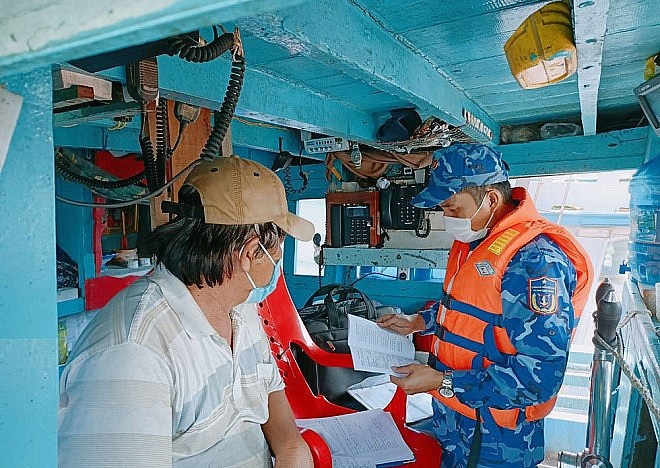 Lực lượng chức năng kiểm tra hành chính tàu cá mang số hiệu TG 92267 TS