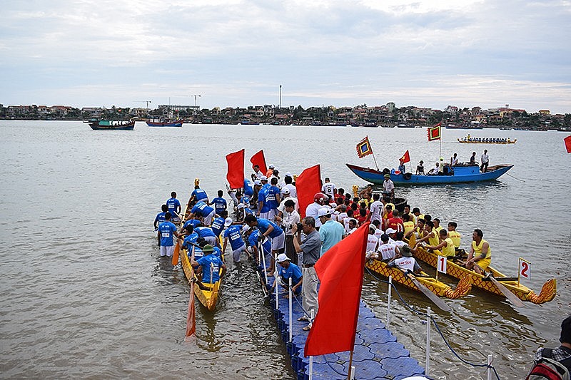 Lễ hội đua thuyền trên sông Nhật Lệ