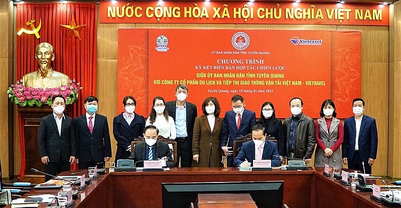 Ông Hoàng Việt Phương - Phó Chủ tịch UBND tỉnh Tuyên Quang (ngồi bên phải) và ông Trần Đoàn Thế Duy - Tổng Giám đốc Vietravel (ngồi bên trái) ký kết Biên bản hợp tác chiến lược