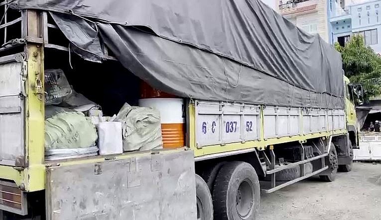 Xe ô tô tải vận chuyển lượng lớn hàng hóa không rõ nguồn gốc xuất xứ