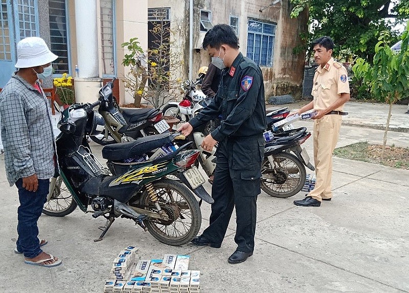Lực lượng chức năng kiểm đếm tang vật tạm giữ