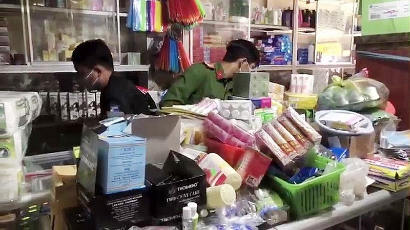 Lực lượng chức năng tiến hành kiểm tra hàng hóa tại cửa hàng (ảnh: VT)