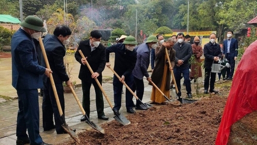Chủ tịch tỉnh Bắc Giang dâng hương và trồng cây lưu niệm tại chùa Am Vãi