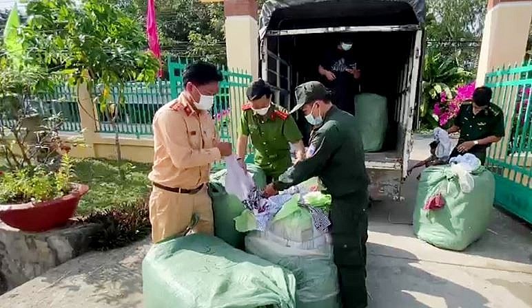 An Giang: Phát hiện xe tải chở 2 tấn quần áo cũ nghi vấn nhập lậu