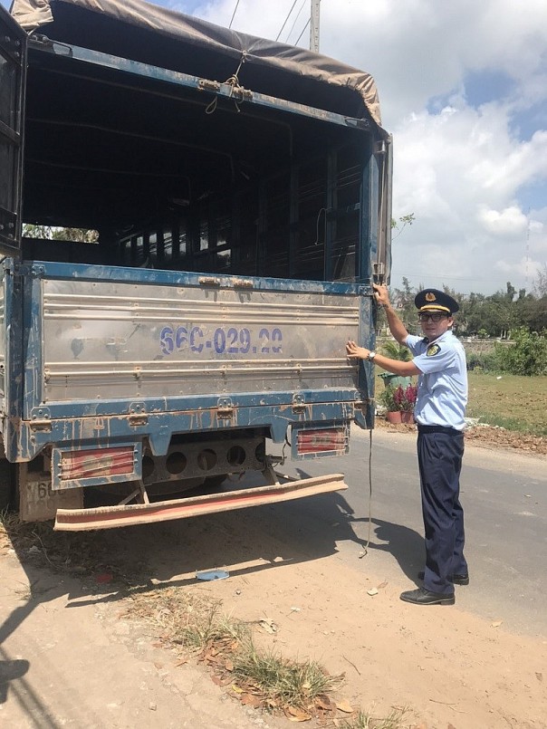 Phương tiện vận chuyển 49 bao đường cát nghi nhập lậu bị lực lượng chức năng bắt giữ