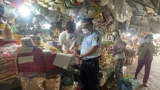 Tiền Giang: Xử lý 3 vụ vi phạm trong kinh doanh thực phẩm tại Chợ Gạo