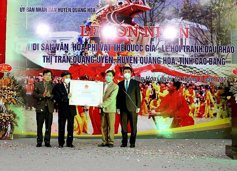 Bộ Văn hóa, Thể thao và Du lịch trao Quyết định công nhận Lễ hội tranh đầu pháo thị trấn Quảng Uyên, huyện Quảng Hòa là Di sản văn hóa phi vật thể quốc gia (Ảnh: vov.vn)