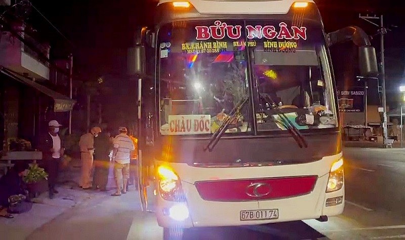 Phát hiện xe khách chở 27 nồi cơm điện nhập lậu
