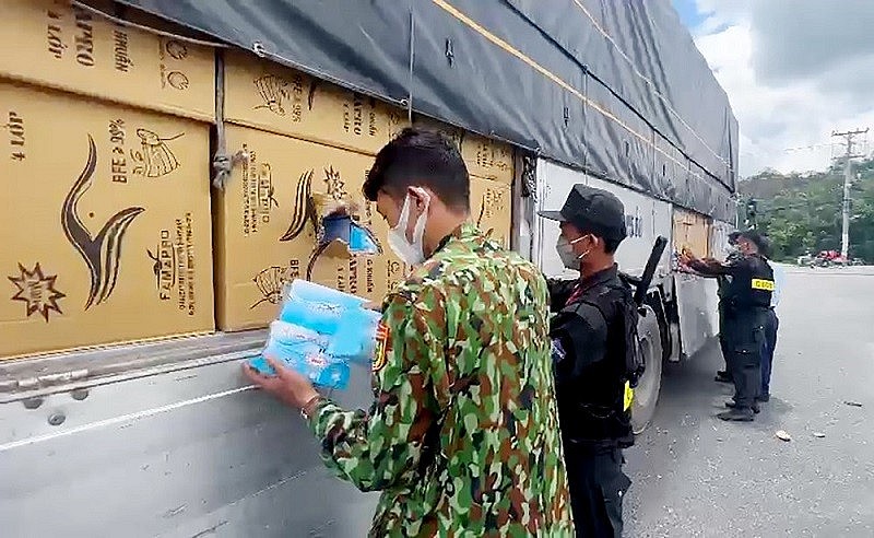 Lực lượng chức năng kiểm tra xe tải vận chuyển khẩu trang nhập lậu
